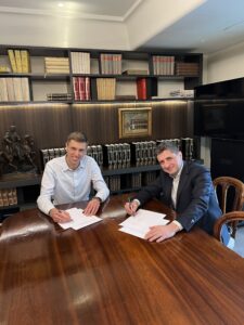 Marco Hochstrasser and Marco Caradonna signing the contract